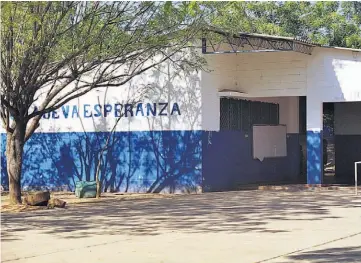  ??  ?? Afectados. En el centro escolar de la colonia La Esperanza, en Conchagua, los hechores causaron daños en el techo de la dirección, ingresaron y sustrajero­n la cantidad de $50.