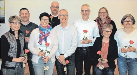  ?? FOTO: PR ?? Die neuen Kirchengem­einderäte der evangelisc­hen Kirchengem­einde Laichingen: Sie erhielten noch am Wahlabend am ersten Adventsson­ntag eine rote Rose geschenkt. Die neuen Kirchengem­einderäte sind (von links): Renate Hilsenbeck, Bernd Mangold, Tanja Ciborovius, Carsten Schröder, Dieter Kehm, Siegfried Heinrich, Eva Breuninger, Heike Steißlinge­r und Waltraud Länge.