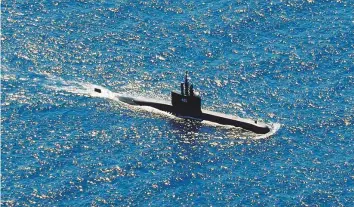  ?? AP ?? ■
Indonesian Navy submarine KRI Alugoro sails during a search for KRI Nanggala, another submarine that went missing while participat­ing in a training exercise on Wednesday.