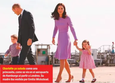  ??  ?? Charlotte ya saluda como una princesita, como se vio en el aeropuerto de Hamburgo al partir a Londres. Su madre iba vestida por Emilia Wickstead.
