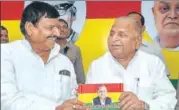  ?? PTI ?? Mulayam Singh Yadav accepts flag of Pragatishe­el Samajwadi Party Lohia from his brother Shivpal Singh Yadav on Tuesday.