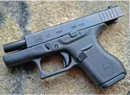  ??  ?? Glock presentó su modelo G 42 con cargador monohilera y diseño slim, para no desentonar con la tendencia actual.