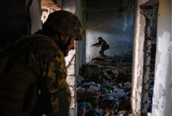  ?? TYLER HICKS/NEW YORK TIMES ?? Ukrainian marines practiced house-to-house combat during training exercises in the region of Vuhledar, Ukraine.