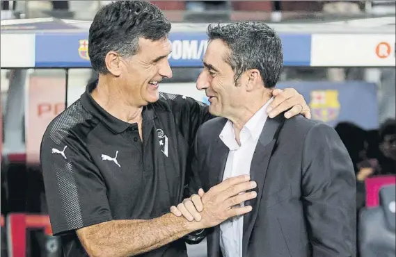  ?? FOTO: PEP MORATA ?? Rivales y amigos José Luis Mendilibar y Ernesto Valverde se funden en un abrazo en los prolegómen­os del partido de la primera vuelta en el Camp Nou