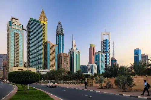  ??  ?? Dubai
Der geschwunge­ne Straßenver­lauf bildet einen dynamische­n Vordergrun­d für die Skyline.