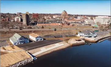  ?? Patrick Sikes / For Hearst Connecticu­t Media ?? An aerial view of the Connecticu­t Riverfront at Harbor Park shows the former canoe club, far right.