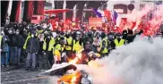  ?? AFP ?? Algunos manifestan­tes establecie­ron una barricada contra los altos impuestos en Burdeos, Francia.