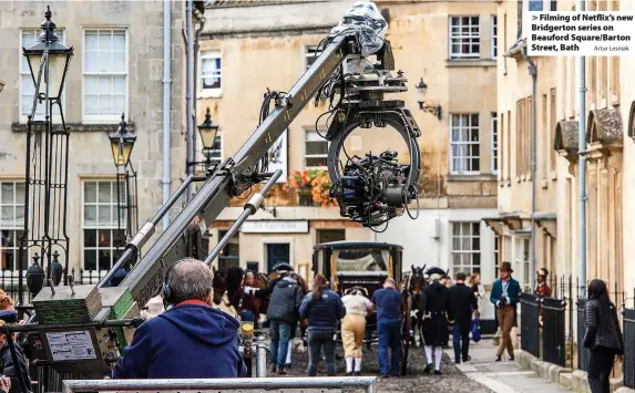  ?? Artur Lesniak ?? > Filming of Netflix’s new Bridgerton series on Beauford Square/Barton Street, Bath