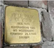  ?? (Cnaan Liphshiz) ?? A MEMORIAL cobbleston­e in Harlingen reads ‘Here lived Pitje Polak-de Vries, born 1872, deported 1943 to Westerbork, murdered 3/20/1943.’