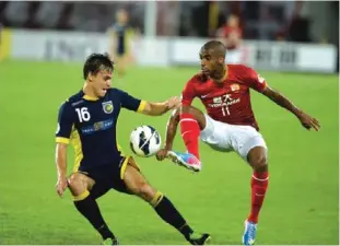  ??  ?? GUANGZHOU: China Guangzhou Evergrande’s Muriqui (right) tussles for the ball against Australia Central Coast Mariners’ Trent Sainsbury during the AFC Champions League round of 16 match at the Tianhe Sport Center.—AFP