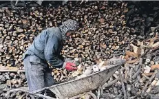  ?? FOTO: DPA ?? Ein Arbeiter auf einem Holzmarkt in Kabul. Dass der Waldbestan­d in Afghanista­n dramatisch zurückgeht, liegt allerdings vor allem am Export ins Ausland.