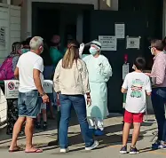  ??  ?? In coda Famiglie in attesa del tampone all’ospedale di Padova