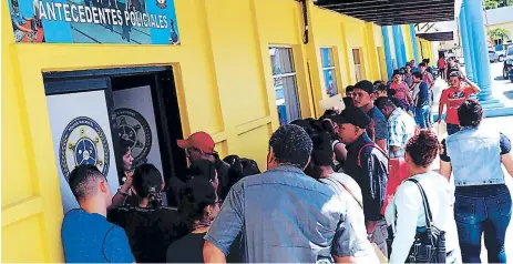  ?? FOTO: A. IZAGUIRRE ?? AFLUENCIA. Al menos 800 personas llegan a solicitar a diario la hoja en las oficinas de San Pedro Sula.