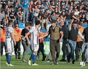  ??  ?? A Bastia, les joueurs de Lyon ont été pris à partie par des supporters corses.