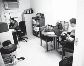  ?? Photos by Marie D. De Jesús / Staff photograph­er ?? Hiji Washington, left, a nurse practition­er at a clinic at Elrod Elementary School, and clinical social worker Susan McBride must share a work space.