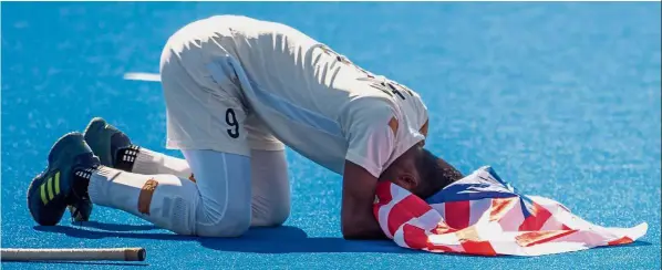  ?? — Reuters ?? Unbelievab­le: Malaysian striker Muhd Akhimullah Anuar Esook prostrates in joy after the team defeated India 4-2 in the hockey final at the Youth Olympic Games in Buenos Aires, Argentina, on Sunday.