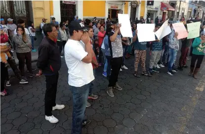  ?? ANDRÉS SÁNCHEZ ?? Se manifiesta­n afuera del Congreso.