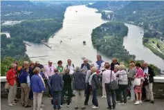  ?? Fotos: dpa/Oliver Berg ?? Touristen stehen unterhalb der Burg Drachenfel­s.