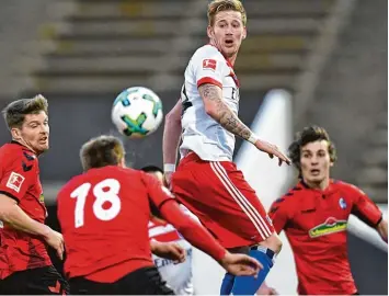  ?? Foto: Witters ?? So kennt man ihn: André Hahn mitten im Getümmel. Der Stürmer, der heute beim HSV spielt, hatte auch beim FC Augsburg schöne Momente.