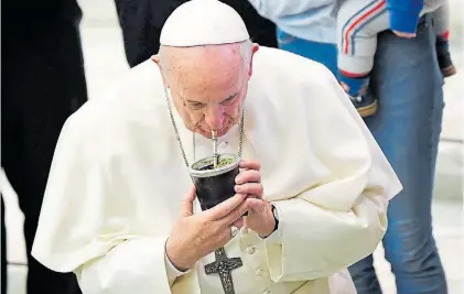  ?? AFP ?? Pausa. El Papa Francisco durante un encuentro con soldados argentinos de la ONU en el Vaticano.