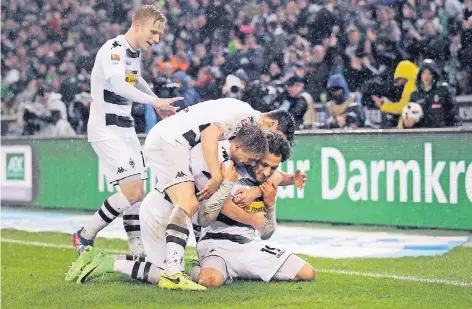  ?? FOTO: DPA ?? Die Gladbacher feiern Fabian Johnson (kniend, rechts) nach dessen Treffer zum 2:1.