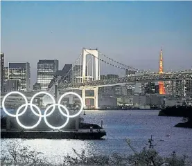  ??  ?? Anillos. El máximo símbolo olímpico aún brilla en la bahía de Tokio.