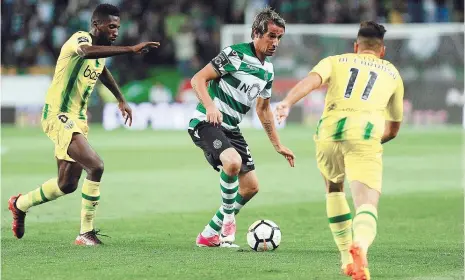  ??  ?? Fábio Coentrão, em ação na partida contra o Tondela, tenta relançar a carreira em Alvalade