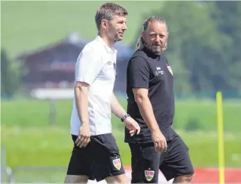  ?? FOTO: RUDEL/IMAGO IMAGES ?? Wie lange Thomas Hitzlsperg­er (li.) und Sven Mislintat dem VfB weiter verbunden bleiben, ist offen.