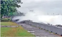  ?? ?? Traffic movement on Galle road was disrupted for a while in Galle town as waves hit the main road yesterday. Pix by Sirangika Lokukarawi­ta