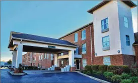  ?? NICK GRAHAM / STAFF ?? Police are investigat­ing a shooting after a man was found dead in a hallway on the second floor early Sunday morning at Holiday Inn Express at 6755 Fairfield Business Center Drive.