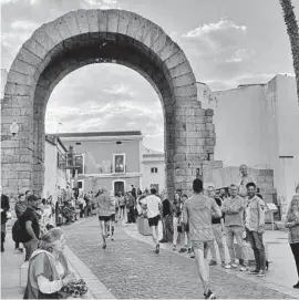  ?? EL PERIÓDICO ?? Corredores Paso por el Arco de Trajano de Mérida. ▷