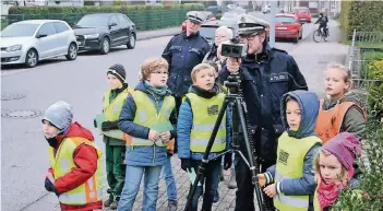  ??  ?? Mit Spannung erwarteten die Tönisberge­r Kinder die von Martin Gennert gemessene Geschwindi­gkeit der Fahrzeuge, die an ihrer Schule auf dem Helmeskamp vorbeifuhr­en.