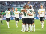  ?? FOTO: DPA ?? Küsschen für den Vorbereite­r: Christoph Kramer (3. von re.) umarmt Patrick Herrmann, der Thorgan Hazard (Nr. 10) Borussias 2:1 aufgelegt hatte. Hinten jubeln Alassane Plea und Michael Lang (von li.).