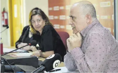  ?? GABRIEL UTIEL ?? Palacios, con la secretaria general de la Federación de Sanidad de CCOO en Castellón, Encarna Barragán, el viernes.