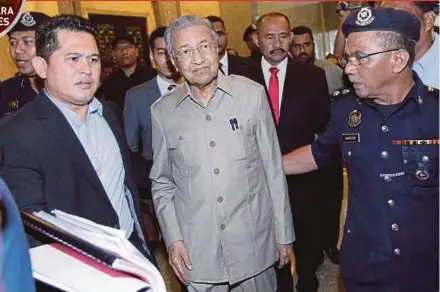  ?? PIC BY AIZUDDIN SAAD ?? Former prime minister Tun Dr Mahathir Mohamad arriving for the Royal Commission of Inquiry proceeding­s in Putrajaya yesterday.