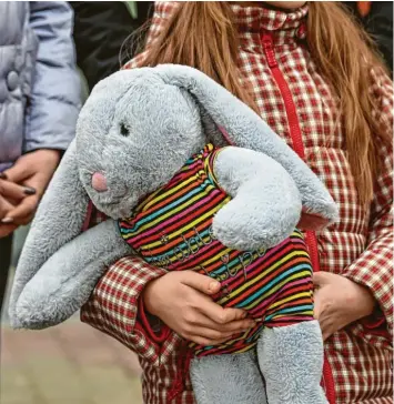  ?? Foto: Patrick Pleul, dpa (Symbolbild) ?? Rund 139.000 Menschen aus der Ukraine haben sich seit Beginn des Kriegs in Bayern registrier­t, davon sind etwa 25.000 Kinder und Jugendlich­e an Schulen im Freistaat gemeldet.