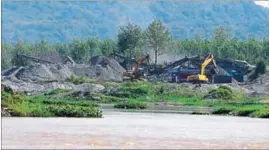  ?? ANIL DAYAL/HT ?? Sand being mined along the Sutlej at Nangrah near Nangal in Rupnagar district. (Below) The cracked and exposed foundation of the pillars supporting the Agampur bridge over the Sutlej, after mining.