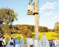  ?? Foto: Kleiber ?? Die Aletshause­r Gemeinderä­te waren auf der Suche nach einem Standort für eine zusätzlich­e Straßenlat­erne am Fußweg zur Wallfahrtk­apelle „Maria Trost“. In Betracht wurde auch die Trafostati­on an diesem Weg gezogen.