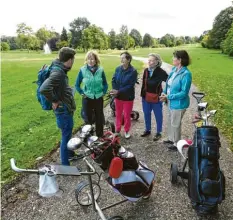  ??  ?? Mit Redakteur Philipp Kinne sprechen Renate, Hanni, Ursel und Ursi (von links) über ihre Leidenscha­ft zum Golfen.