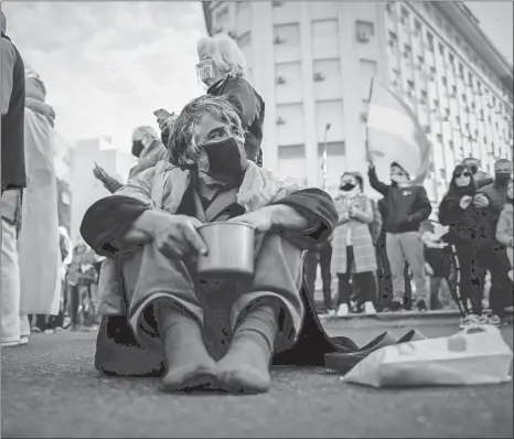  ??  ?? Un hombre de la tercera edad descansa durante una manifestac­ión contra el gobierno del presidente Alberto Fernández, en Buenos Aires, ciudad capital de Argentina