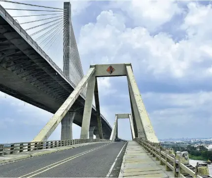  ?? Foto de Johnny Olivares. ?? Aspecto del antiguo puente Pumarejo, el cual ha sido objeto de actos vandálicos.