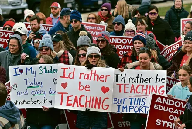  ?? PHOTOS BY JOSH REYNOLDS FOR THE BOSTON GLOBE ?? Striking Andover teachers and supporters rallied in front of the town offices Friday.