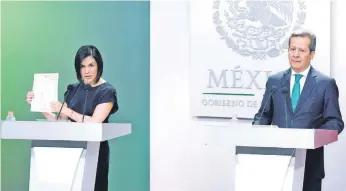  ??  ?? Yolanda Martínez, coordinado­ra de la Estrategia Digital Nacional, y Eduardo Sánchez, vocero de la Presidenci­a, ayer en conferenci­a de prensa en la que abordaron temas relacionad­os con la cibersegur­idad.