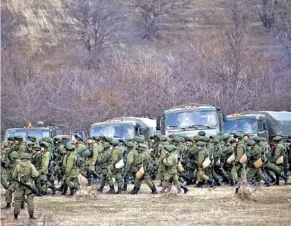  ?? / REUTERS ?? Pertrechos.
Hombres armados, al parecer rusos aunque sin identifica­ción, se movilizan, ayer, en Crimea.