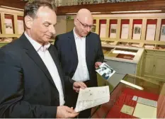  ?? Foto: Ulrich Wagner ?? Karl-Georg Pfändtner (Leiter der Staats- und Stadtbibli­othek, li.) und Brechtfors­cher Prof. Jürgen Hillesheim mit einem Brief Brechts an Paula Banholzer und einem Foto der beiden in der neuen Ausstellun­g.