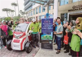  ??  ?? Prof Shamsul (empat dari kanan) melancarka­n kempen Car Free Day dan 10,000 Langkah di dataran UTM Kampus Kuala Lumpur, baru-baru ini.