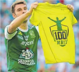  ??  ?? Récord. La semana pasada, Mauro celebró así su gol 100 en León.