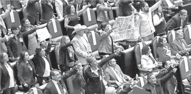  ?? /ROBERTO HERNÁNDEZ ?? En la intervenci­ón de Claudia Ruiz Massieu, legislador­es interrumpi­eron con un conteo del 1 al 43 exigir justicia por Ayotzinapa