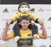  ?? AFP ?? Suntory Sungoliath’s Beauden Barrett poses with the team’s mascot.