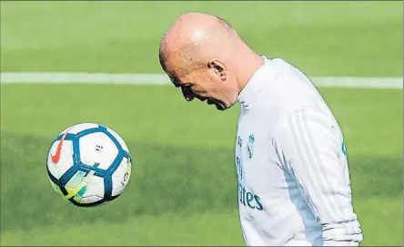  ?? RODRIGO JIMENEZ / EFE ?? Zinédine Zidane durant l’entrenamen­t d’ahir del Reial Madrid a Valdebebas